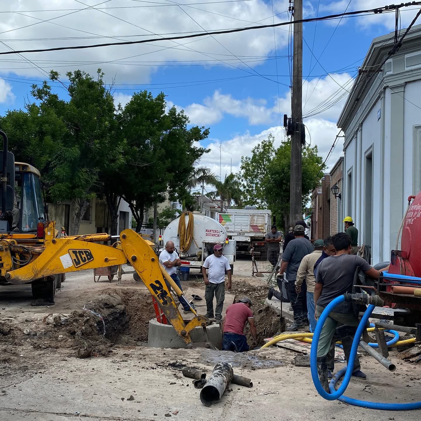 Mejoras urbanas en marcha: nueva calzada y cámara cloacal en 3 de Febrero y Urquiza